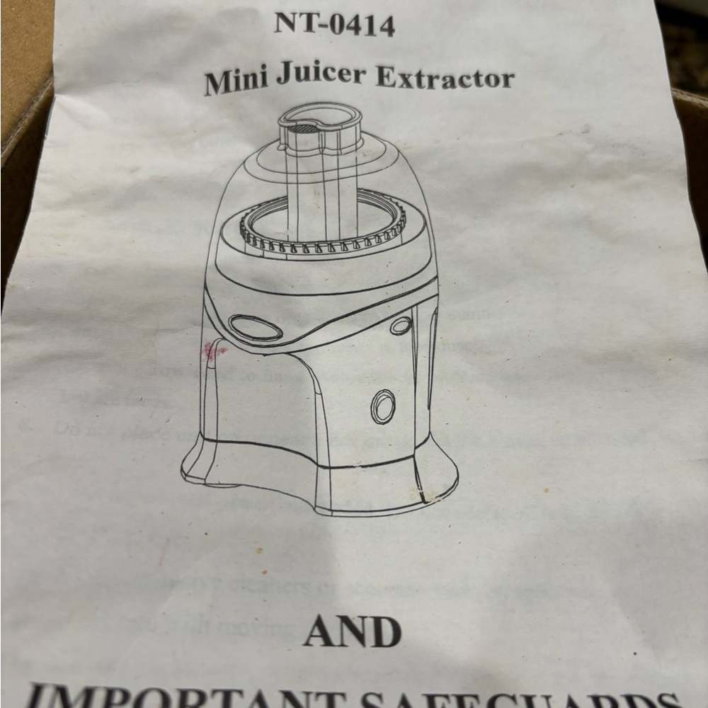 Like New Mini Juice Extractor - Picture 4 of 11